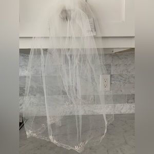 NWT David's Bridal Veil Swarovski crystal flower scalloped edged short/ivory